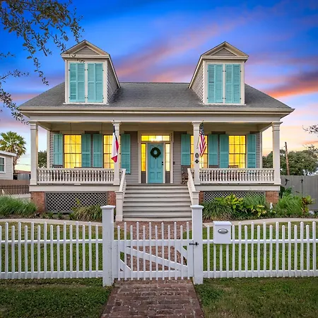 Historic 1871 Coastal Breeze With Heated Pool - Restoring Galveston Villa